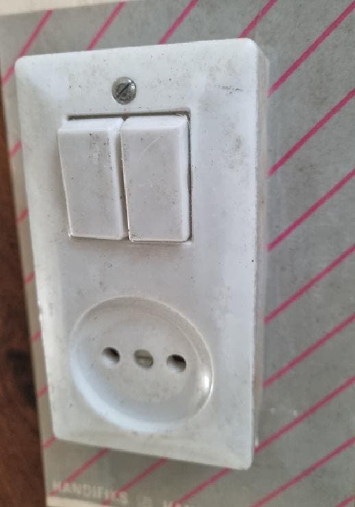 Partij van 14 stuks opbouw serieschakelaar met wandcontac..., Doe-het-zelf en Verbouw, Gereedschap | Handgereedschap, Nieuw, Verzenden