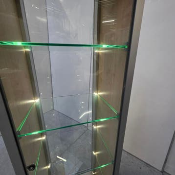 Glazen vitrinekast met verlichting bij elke schap met sleute, Ophalen of Verzenden, Nieuw