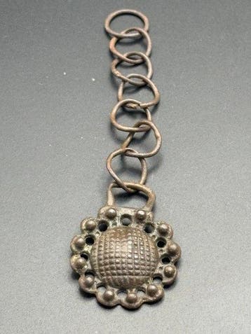 Vroeg-middeleeuws Brons Hanger in Merovingische stijl met