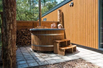 Hottub en Jacuzzi | Houtgestookt of Elektrisch | TICRA, Tuin en Terras, Verzenden, Nieuw, Pomp, Vast