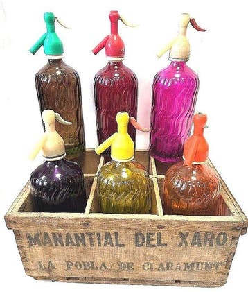 Fles (6) - Een lot van zes vintage sifons in een houten