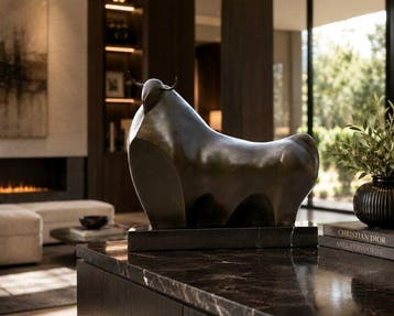 naar botero - sculptuur, Kusbistische bronzen stier. - 25 cm