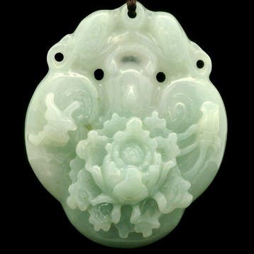 Jade - Jadeiet-hanger – met de hand uitgehouwen bloemmotief