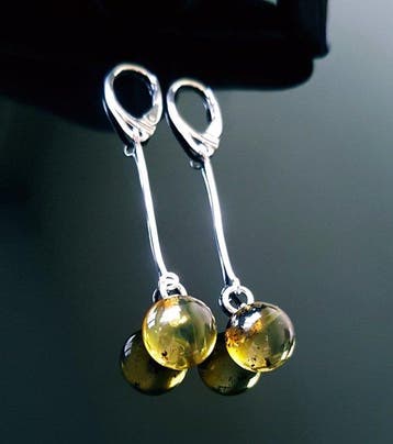 Natuurlijke groene Baltische amber oorbellen - ronde amber