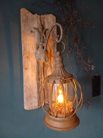 Rustieke Stallantaarn op Hout - Unieke Handgemaakte Wandlamp, Met verlichting, Verzenden, Hout, Bruin