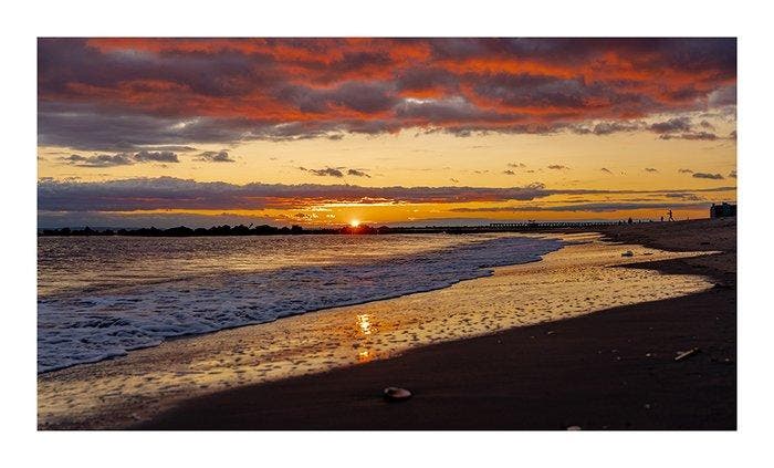 Viktoria Farkas - Golden Hour Whisper: Sunset on the Shore -, Antiek en Kunst, Kunst | Designobjecten