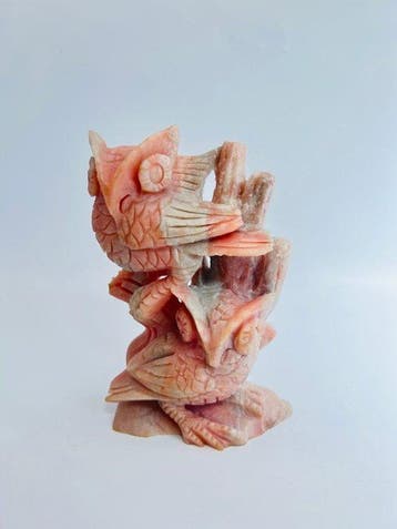 Twee uilen in roze opaal – Natuurlijke edelsteen-sculptuur -