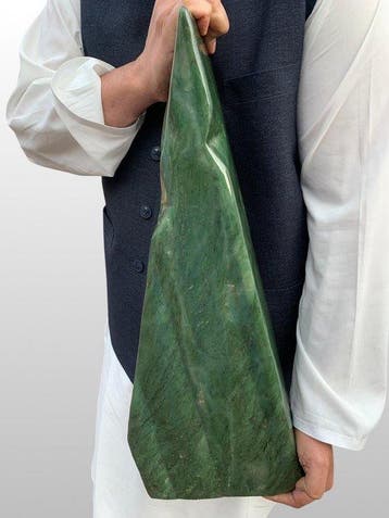Prachtig nefriet staand Vrije vorm- 24270 g - (1)