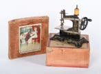 Müller 2 Naaimachine - Antieke miniatuur naaimachine in
