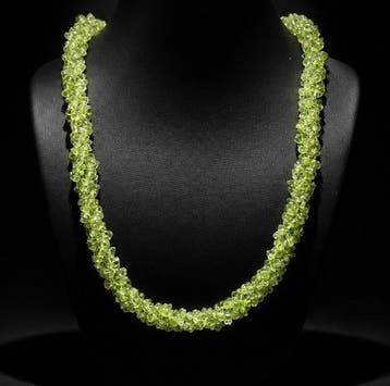 Drie-rijige gedraaide ketting met peridot. - Halsketting