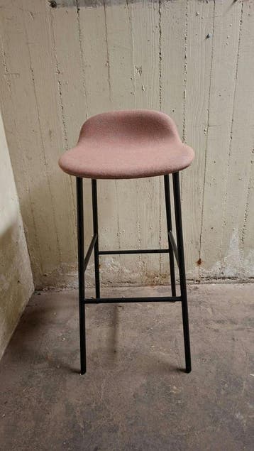 2x Normann Copenhagen Form kruk Zalmroze Als nieuw, Zo goed als nieuw, Metaal, Met voetsteun, 60 tot 90 cm