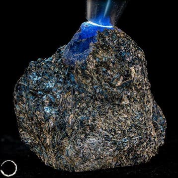 Natuurlijke koningsblauwe saffier op matrix 209,30 ct uit