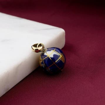 Gouden wereldbol hanger met emaille en parelmoer, Ophalen of Verzenden, Gebruikt, Goud, Overige merken