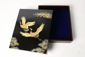 Japanse maki-e lakdoos met kraanvogels en dennenbomen. -