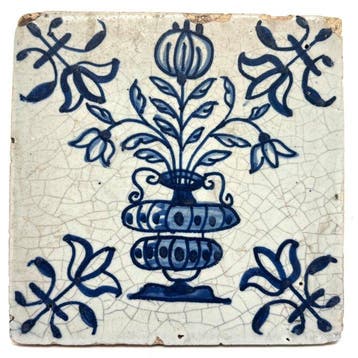 Antiek Tegel - Antieke Delftsblauwe tegel met bloemenvaas /