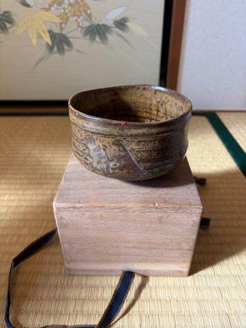 Japanse steengoed theekop (Chawan), rustiek kiln-gebakken