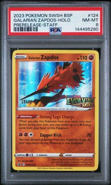Staff Galarian Zapdos (SWSH 124) PSA 8, Ophalen of Verzenden, Nieuw