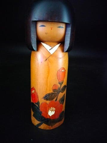 Bruine kokeshi-pop met een cameliabloemmotief, TSUBAKI