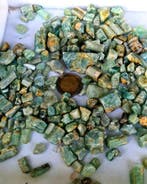 Natuurlijke vanadium-smaragd kristallen – ruwe groene beriel, Verzamelen, Mineralen en Fossielen