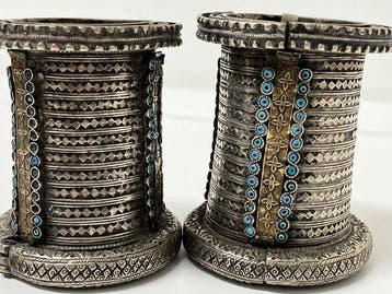 Paar grote zilveren en messing armbanden; mooi en met een
