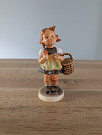 Goebel - Beeldje - Hummel meisje met mand 98/0 - TMK5 -
