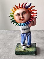 Sergio Bustamante (1949) - sculptuur, Sun playing golf -