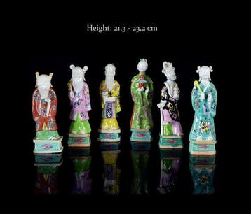 Een groep van zes grote Chinese figuren, sterngod Shoulao en
