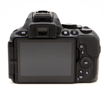 Nikon D5600 Camera Body (Occasion) - 2960 Opnamen, Touchscreen, Spiegelreflex, Ophalen of Verzenden, Zo goed als nieuw