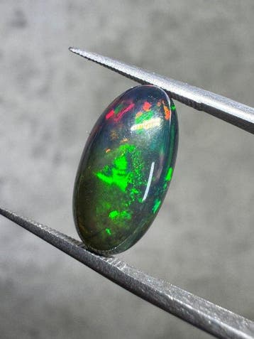 Natuurlijke zwarte opaal uit Ethiopië. 3,00 karaat. Geen