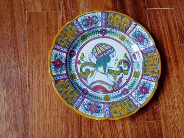 Schotel (3) - Majolica - Borden in neorenaissancestijl.