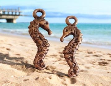 2 x Metalen hanger van een zeepaardje, rood koperkleur af..., Ophalen of Verzenden, Nieuw, Bedel