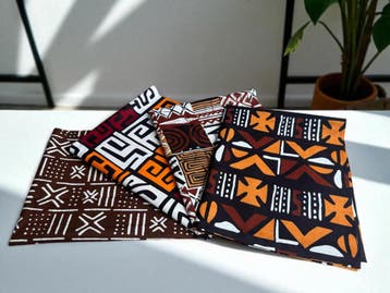 4 Fat quarters - Bruin Bogolan mix Quiltstoffen / Patchwork, Hobby en Vrije tijd, Stoffen en Lappen, Ophalen of Verzenden, Nieuw