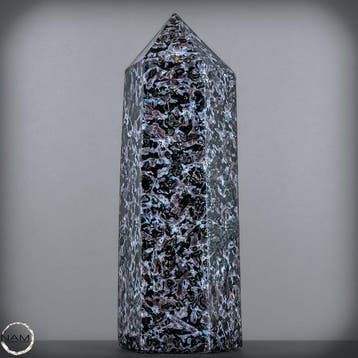 Melanit Gabbro Obelisk – sculpturaal luxe-statement uit