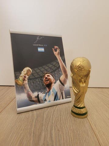 FIFA Wereldbeker-trofee + portret van Leo Messi, Nieuw