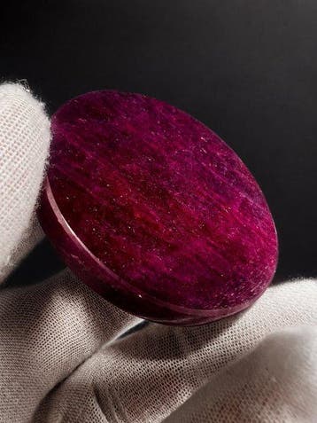 Hoogwaardige robijn in muntvorm – Diep magenta edelsteen