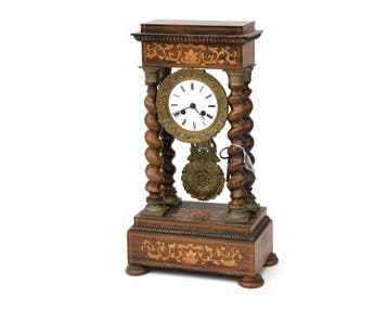 Een houten kolompendule, Frankrijk, tweede helft 19e eeuw