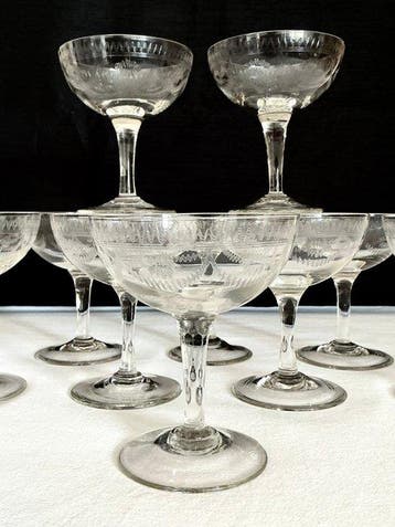 Antieke artisanaal geblazen champagne coupes , versierd met