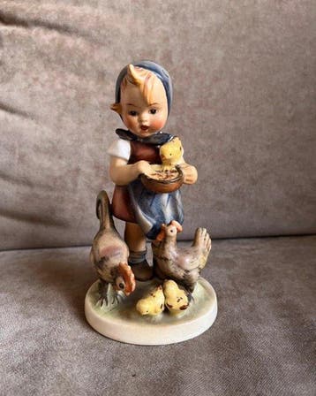 Goebel - Beeldje - Meisje met kuikens - TMK2 - Porselein