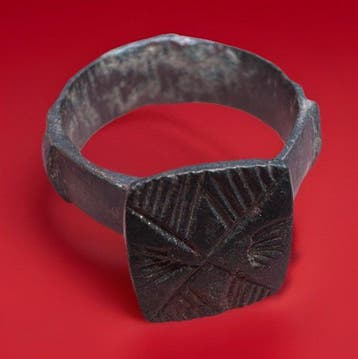 Middeleeuwen, kruisvaardersperiode ring met patronen -