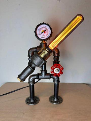 Captain Iron Pressure - Tafellamp met beeldje - Gegoten