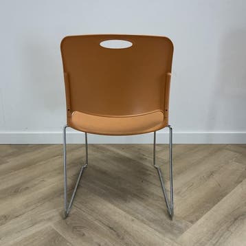KI Maestro stapelstoel / kantinestoel, kunststof oranje -, Huis en Inrichting, Stoelen, Ophalen of Verzenden, Gebruikt, Stof, Eén