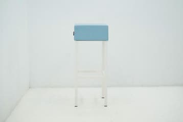 Barkruk - Kunstleder pastelblauw met wit onderstel, Ophalen of Verzenden, Gebruikt