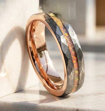Ring van wolframcarbide, gehamerd, met vuuropaal en een