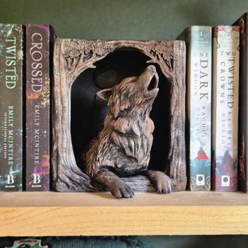 Howling Wolf Book Nook – Fantasy Woodland Bookshelf Insert |, Verzenden, Nieuw