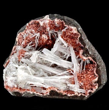 Wonderlijke scolecite en roze heulandiet in basaltgeode uit, Verzamelen, Mineralen en Fossielen
