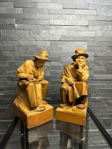 Gebroeders Van Paridon - Beeld, Twee figuren in Traditionele