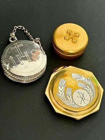Drie hostie-dozen en liturgische pyxiden. (3) - Zilver,, Antiek en Kunst