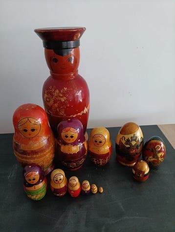 E. Tomaxova - Beeldje, Lot de 10 Matriochka et 3 oeufs