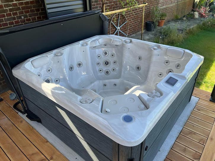 Vogue Angora Jacuzzi | 201x201 | 5p | Showroom, Tuin en Terras, Bubbelbaden en Hottubs, Vast, Nieuw, Afdekzeil, Filter, Pomp, Trap