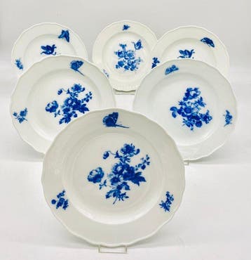 Meissen - Bord (6) - Blaue Blume mit Insekten, Knaufzeit -